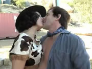 야외에서 섹스하는 섹시한 카우걸 아가씨