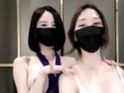 아름다운 가면을 쓴 두 소녀가 춤을 춥니다